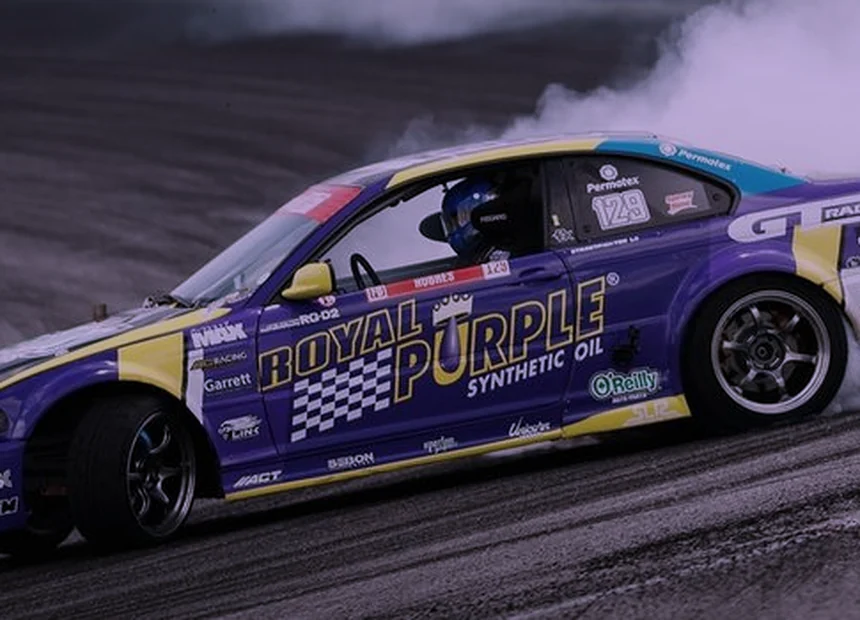 BMW M3 de Formula Drift con la decoración de Royal Purple derrapando